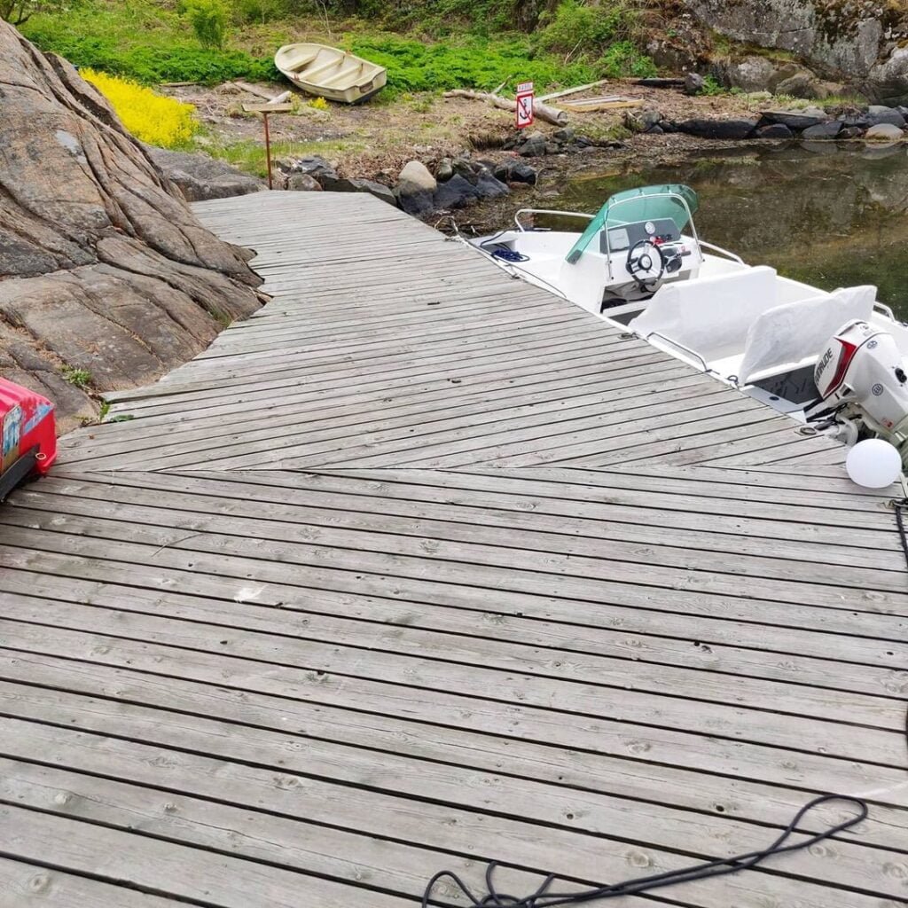 Træbro ved både og klipper