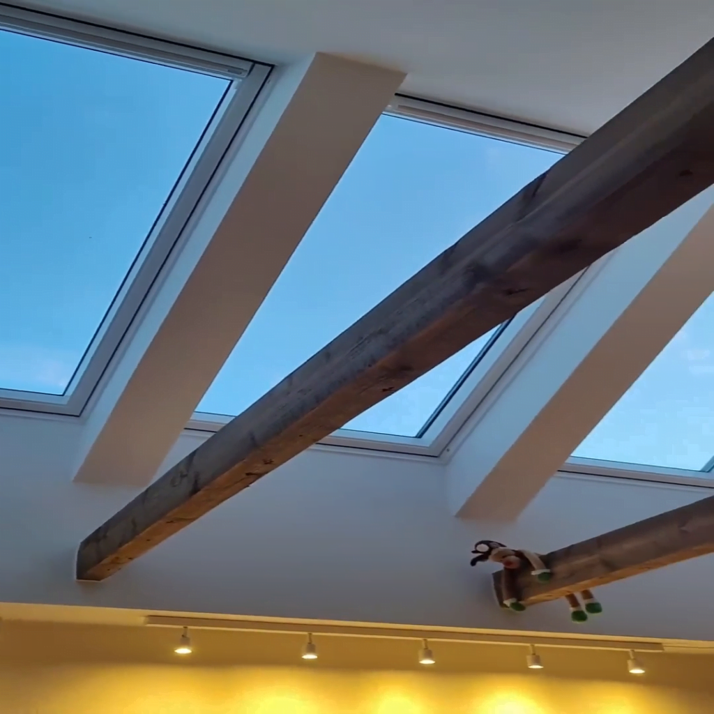 Loft med tagvinduer og synlige bjælker