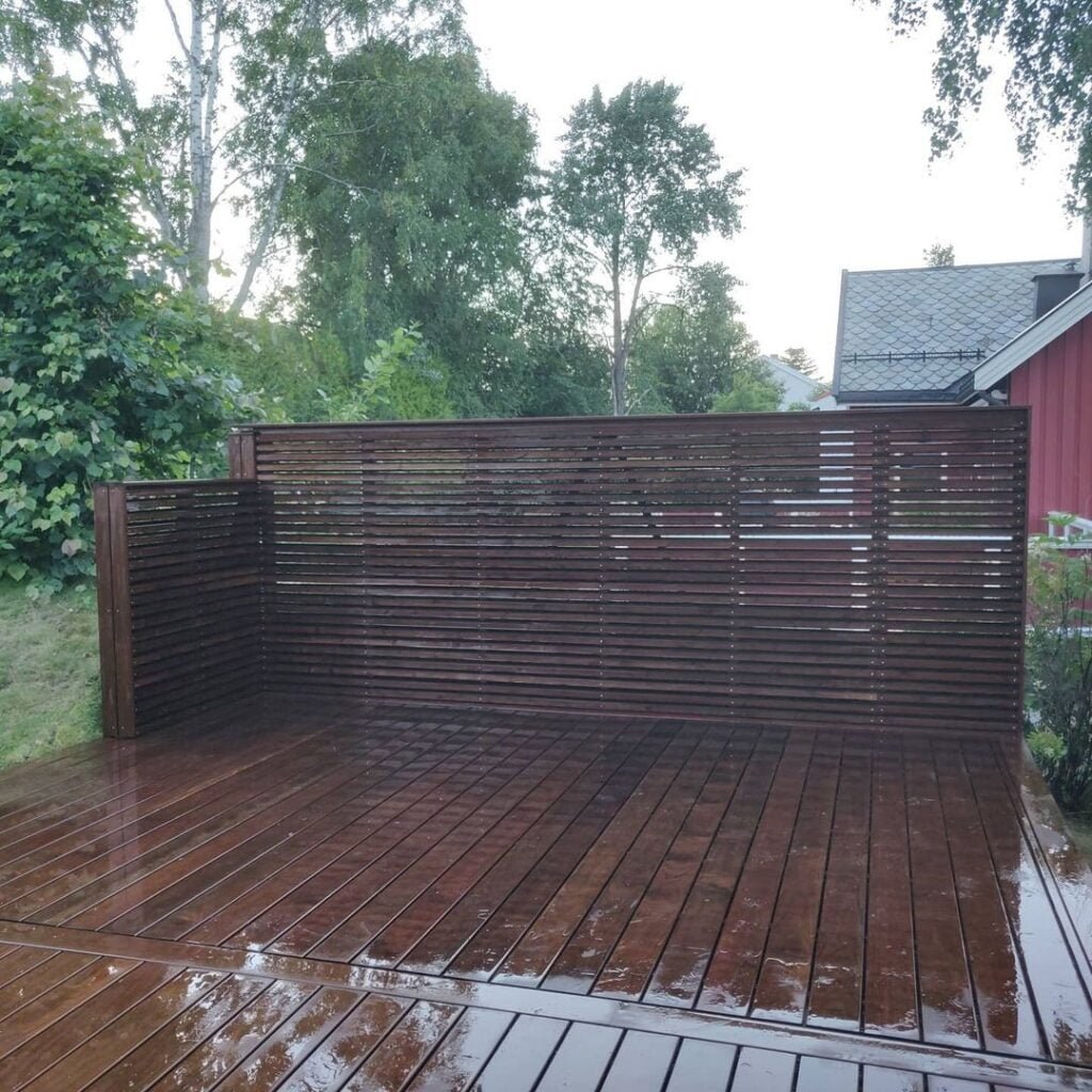 Våd træterrasse med grønne omgivelser