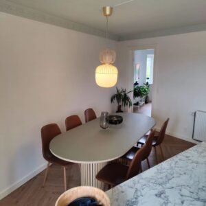 Moderne spisebord med lysekrone i spisestue.