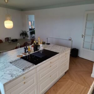 Moderne køkken med marmorø og spisebord