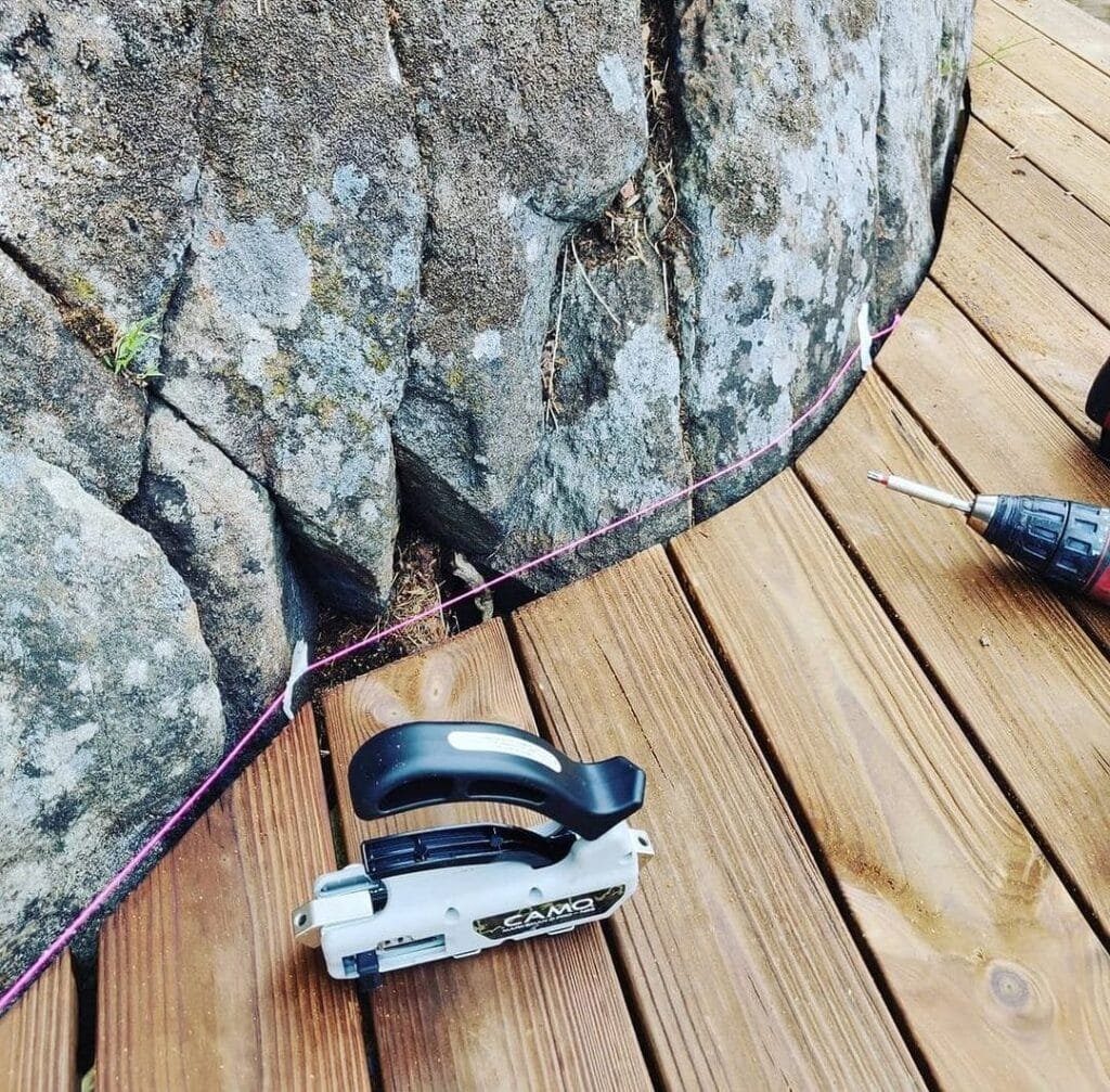 Træterrasse, klipper, værktøj og snor i opmålingsproces.