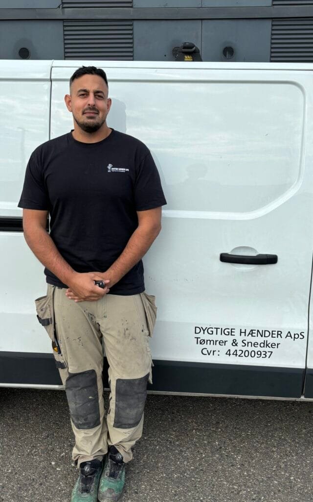 Tømrer fra DYGTIGE HÆNDER ApS ved varevogn.